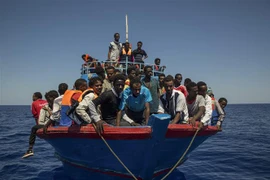 Người di cư trên biển Địa Trung Hải ngày 2/8/2017. (Nguồn: AFP/TTXVN) 