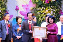 Phó Chủ tịch nước Đặng Thị Ngọc Thịnh trao tặng Huân chương Lao động hạng Nhất cho ông Trần Công Thuật, Chủ tịch Ủy ban Nhân dân tỉnh Quảng Bình. (Ảnh: Võ Dung/TTXVN) 