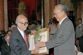 Chủ tịch nước Lê Đức Anh trao tặng Giải thưởng Hồ Chí Minh cho Giáo sư Vũ Khiêu, ngày 30/10/1996, tại Phủ Chủ tịch. (Ảnh: Cao Phong/TTXVN) 