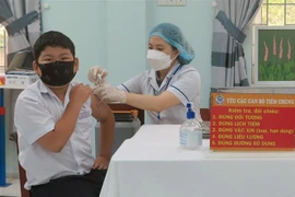 Nhân viên Y tế thành phố Tuy Hòa tiêm vaccine phòng COVID-19 cho trẻ em. (Ảnh: Xuân Triệu/TTXVN) 