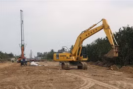 Giải phóng mặt bằng phục vụ thi công cầu Rạch Miễu 2. (Ảnh: Công Trí/TTXVN)
