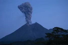 Núi lửa Merapi nhả khói và phun tro bụi tại Trung Java, Indonesia, ngày 28/3/2020. (Nguồn: THX/TTXVN) 