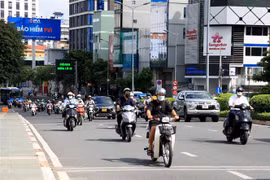 Các phương tiện lưu thông trên cầu Công Lý, giáp ranh Quận Phú Nhuận và Quận 3. (Ảnh: Hồng Đạt/TTXVN)