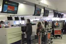 Công dân Việt Nam xếp hàng làm thủ tục lên máy bay của Vietnam Airlines tại sân bay quốc tế Sydney để khởi hành về nước, ngày 3/7/2020. (Ảnh: Nguyễn Minh/TTXVN) 
