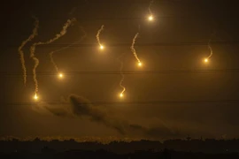 Khói lửa bốc lên sau vụ không kích của Israel xuống Dải Gaza, ngày 7/11/2023. (Ảnh: AFP/TTXVN)