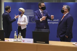 Tổng thống Pháp Emmanuel Macron, Chủ tịch Ủy ban châu Âu Ursula von der Leyen, Thủ tướng Ba Lan Mateusz Morawiecki và Thủ tướng Hungary Viktor Orban thảo luận tại Hội nghị thượng đỉnh EU ở Brussels, Bỉ ngày 10/12/2020. (Nguồn: AFP/TTXVN) 