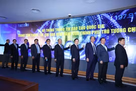 Thủ tướng Nguyễn Xuân Phúc và các đại biểu thực hiện nghi thức khai trương. (Ảnh: Thống Nhất/TTXVN)