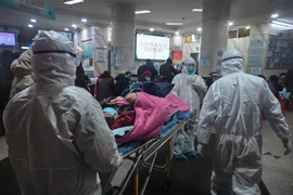 Chuyển bệnh nhân nhiễm virus corona tới bệnh viện ở Vũ Hán, tỉnh Hồ Bắc, Trung Quốc ngày 25/1/2020. (Nguồn: AFP/TTXVN) 