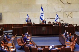 Lãnh đạo đảng Xanh-Trắng kiêm Bộ trưởng Quốc phòng Israel Benny Gantz (trái, trên) phát biểu tại phiên họp Quốc hội ở Jerusalem ngày 17/5/2020. (Nguồn: AFP/TTXVN) 