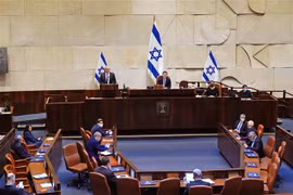 Lãnh đạo đảng Xanh-Trắng kiêm Bộ trưởng Quốc phòng Israel Benny Gantz (trái, trên) phát biểu tại phiên họp Quốc hội ở Jerusalem ngày 17/5/2020. (Nguồn: AFP/TTXVN) 
