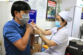 Tiêm vaccine phòng COVID-19 cho lực lượng giáo viên làm nhiệm vụ coi thi. (Ảnh: Lê Thúy Hằng/TTXVN) 