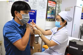 Tiêm vaccine phòng COVID-19 cho lực lượng giáo viên làm nhiệm vụ coi thi. (Ảnh: Lê Thúy Hằng/TTXVN) 