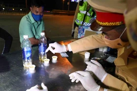 Kiểm tra nhanh ma túy với các tài xế lái xe đường dài. (Ảnh: Phạm Kiên/TTXVN) 