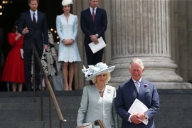 Thái tử Charles (phải) và phu nhân Camilla (trái). (Nguồn:THX/TTXVN) 