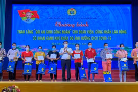 Lãnh đạo tỉnh Long An trao Gói an sinh-ấm tình Công đoàn cho đoàn viên, người lao động gặp khó khăn trên địa bàn tỉnh Long An. (Ảnh: Đức Hạnh/TTXVN) 