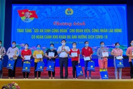 Lãnh đạo tỉnh Long An trao Gói an sinh-ấm tình Công đoàn cho đoàn viên, người lao động gặp khó khăn trên địa bàn tỉnh Long An. (Ảnh: Đức Hạnh/TTXVN) 