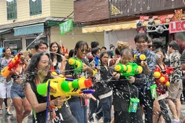 Người dân Thái Lan và du khách cùng hoà mình trong Lễ hội Songkran năm 2023. (Ảnh: Đỗ Sinh/TTXVN)