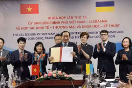 Lễ ký kết Biên bản ghi nhớ giữa Ủy ban chứng khoán Nhà nước Việt Nam và Ủy ban Chứng khoán và Giao dịch chứng khoán Quốc gia Ukraine. (Ảnh: Trần Việt/TTXVN) 