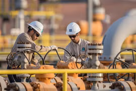 Nhân viên làm việc tại nhà máy của Tập đoàn năng lượng quốc gia Aramco, Saudi Arabia . (Nguồn: AFP/TTXVN) 