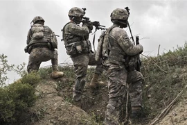 Binh sỹ Mỹ tuần tra tại làng Ibrahim Khel, tỉnh Khost, Afghanistan, ngày 11/4/2010. (Ảnh: AFP/TTXVN) 