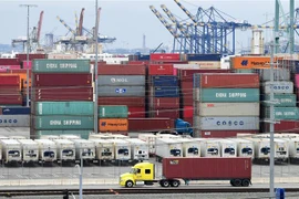 Container hàng hóa tại khu cảng ở San Pedro, California, Mỹ. (Ảnh: AFP/TTXVN) 
