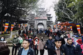 Đông đảo du khách thập phương tham dự lễ khai Hội chùa Hương dịp Xuân Quý Mão. (Ảnh: Trần Việt/TTXVN)