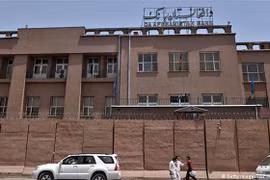 Quang cảnh bên ngoài Ngân hàng Trung ương Afghanistan ở thủ đô Kabul. (Ảnh: DW/TTXVN) 