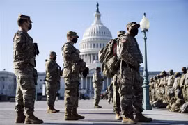 Binh sỹ vệ binh quốc gia gác tại khu vực tòa nhà Quốc hội Mỹ ở Washington, D.C., ngày 14/1/2021. (Nguồn: THX/TTXVN) 