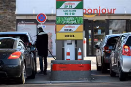 Bơm xăng cho ôtô tại một trạm xăng ở Marseille, Pháp. (Ảnh: AFP/TTXVN) 