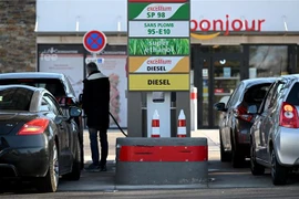 Bơm xăng cho ôtô tại một trạm xăng ở Marseille, Pháp. (Ảnh: AFP/TTXVN) 