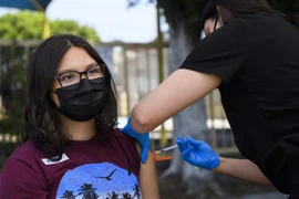 Nhân viên y tế tiêm vaccine ngừa COVID-19 cho người dân tại Los Angeles, bang California, Mỹ ngày 14/5/2021. (Nguồn: AFP/TTXVN) 