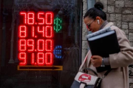 Bảng thông báo tỷ giá đồng ruble Nga và đồng USD, tại Moskva, ngày 22/2/2022. (Ảnh: AFP/TTXVN) 