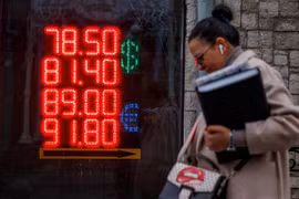 Bảng thông báo tỷ giá đồng ruble Nga và đồng USD, tại Moskva, ngày 22/2/2022. (Ảnh: AFP/TTXVN) 