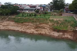Sạt lở bờ sông tại khu 13, xã Dân Quyền, huyện Tam Nông, tỉnh Phú Thọ. (Ảnh: Tạ Toàn/TTXVN)