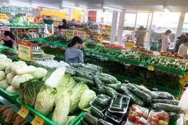 Quầy bán thực phẩm, rau củ trong một siêu thị tại quận Phú Nhuận, Thành phố Hồ Chí Minh. (Ảnh: Hồng Đạt/TTXVN)