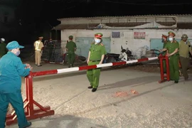 Lực lượng chức năng lập chốt kiểm soát tại Ngã 3 thôn Báo Văn 1, xã Đồng Văn, huyện Yên Lạc. (Ảnh: Hoàng Hùng/TTXVN) 