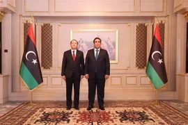 Đại sứ Việt Nam tại Ai Cập kiêm nhiệm Libya Nguyễn Huy Dũng và Chủ tịch Hội đồng Tổng thống Libya Muhammad Al-Menfi. (Ảnh: Nguyễn Trường/TTXVN)