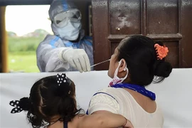 Nhân viên y tế lấy mẫu dịch xét nghiệm COVID-19 cho người dân tại Allahabad, Ấn Độ, ngày 21/9/2020. (Nguồn: AFP/TTXVN) 