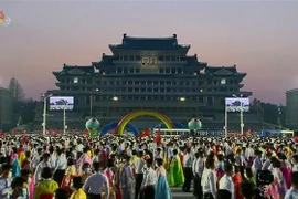 Một tiết mục biểu diễn của sinh viên Triều Tiên nhân kỷ niệm 110 năm ngày sinh cố Chủ tịch Kim Nhật Thành tại thủ đô Bình Nhưỡng tối 15/4/2022. (Ảnh: Yonhap/TTXVN) 