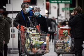 Người dân mua sắm tại siêu thị ở Bordeaux, Pháp. Ảnh: AFP/TTXVN