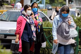 Người dân đeo khẩu trang phòng lây nhiễm COVID-19 tại Tehran, Iran. (Nguồn: AFP/TTXVN) 