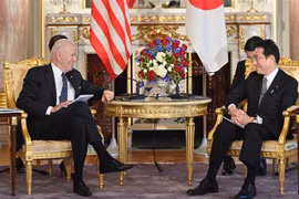 Thủ tướng Nhật Bản Kishida Fumio (phải) hội đàm với Tổng thống Mỹ Joe Biden ở Tokyo ngày 23/5/2022. (Ảnh: AFP/TTXVN) 