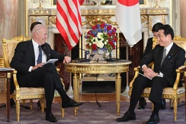 Thủ tướng Nhật Bản Kishida Fumio (phải) hội đàm với Tổng thống Mỹ Joe Biden ở Tokyo ngày 23/5/2022. (Ảnh: AFP/TTXVN) 