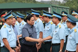 Thủ tướng Phạm Minh Chính đến thăm cán bộ, sỹ quan, chiến sỹ Trung đoàn không quân 921 (Sư đoàn 371). (Ảnh: Dương Giang/TTXVN) 