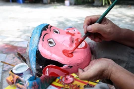 [Photo] Nhộn nhịp làng nghề đồ chơi Trung Thu truyền thống ông Hảo