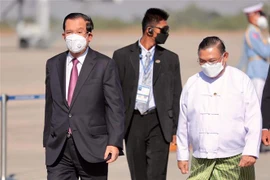 Thủ tướng Campuchia Samdech Techo Hun Sen (trái) tới thủ đô Nay Pyi Taw trong chuyến thăm Myanmar, ngày 7/1/2022. (Ảnh: THX/TTXVN) 