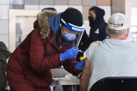 Nhân viên y tế tiêm vaccine phòng COVID-19 cho người dân tại Toronto, Canada, ngày 28/3/2022. (Ảnh: THX/TTXVN) 