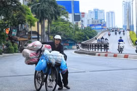 Một người dân thu mua phế liệu mưu sinh dưới trời nắng nóng. (Ảnh: Tuấn Anh/TTXVN) 