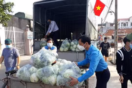 Cán bộ Liên đoàn Lao động tỉnh Hải Dương vận chuyển hàng ủng hộ công nhân ở Cẩm Giàng (Hải Dương). (Ảnh: Mạnh Minh/TTXVN) 