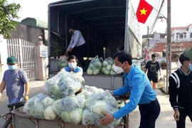 Cán bộ Liên đoàn Lao động tỉnh Hải Dương vận chuyển hàng ủng hộ công nhân ở Cẩm Giàng (Hải Dương). (Ảnh: Mạnh Minh/TTXVN) 